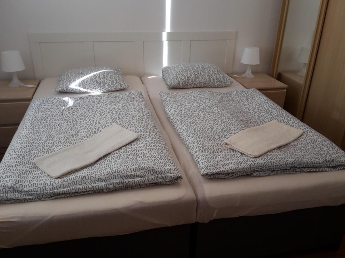 Apartman Slavkov Home & Parking Nova Lesna Bagian luar foto