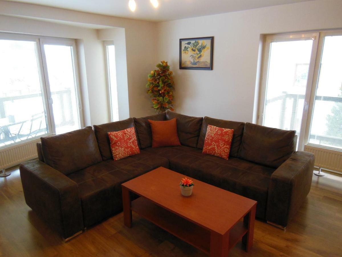 Apartman Slavkov Home & Parking Nova Lesna Bagian luar foto